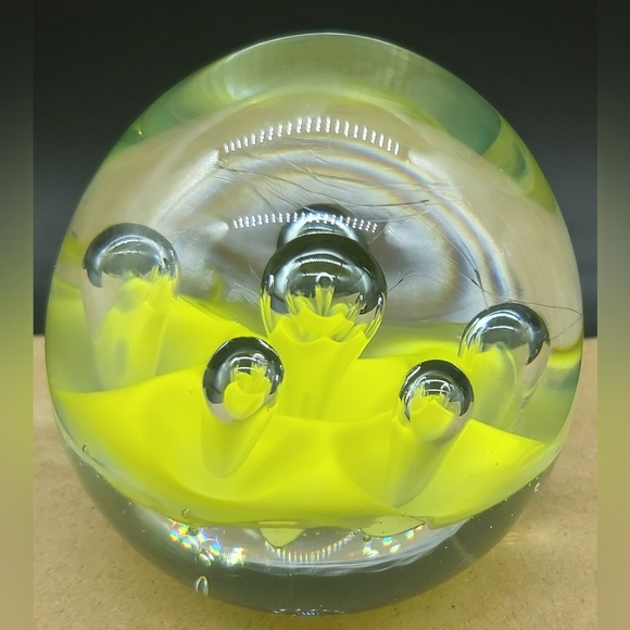 Art glass yellow paperweight with teardrop bubbles - Picture 7 of 9